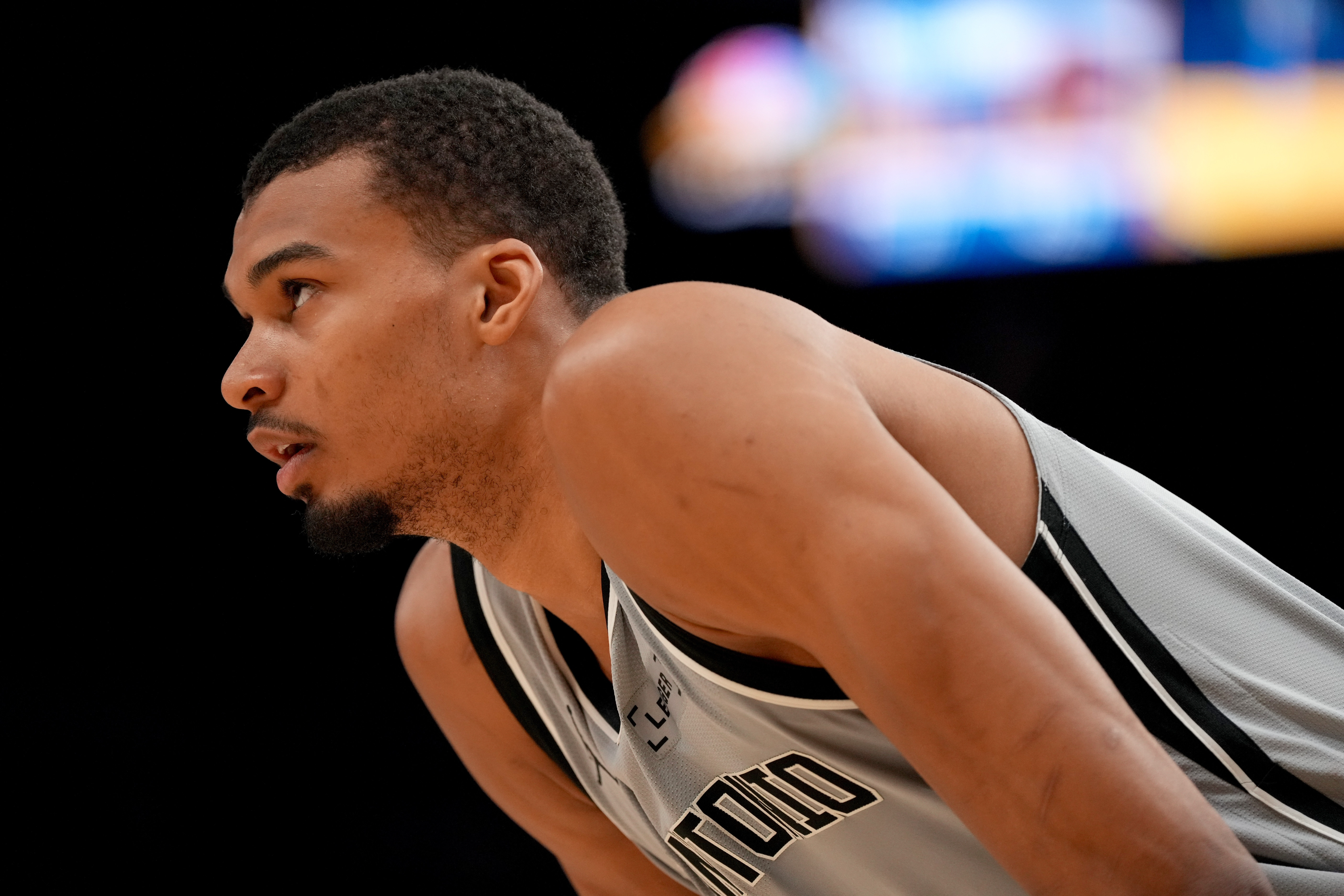 世界杯app下载-马刺官方好消息，文班并无大碍，他未来能和约基奇一样厉害吗？|文班亚马|圣安东尼奥马刺队|维克托·文班亚马|尼古拉-约基奇|费城76人队_新浪新闻