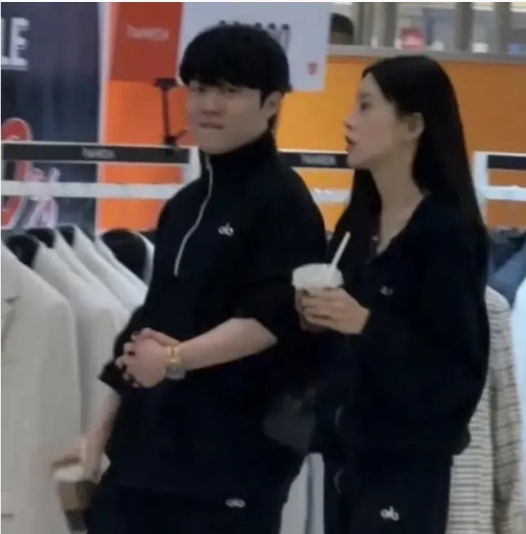 世界杯app下载-Rookie新女友：违规接触？还以为他和小钰结婚了